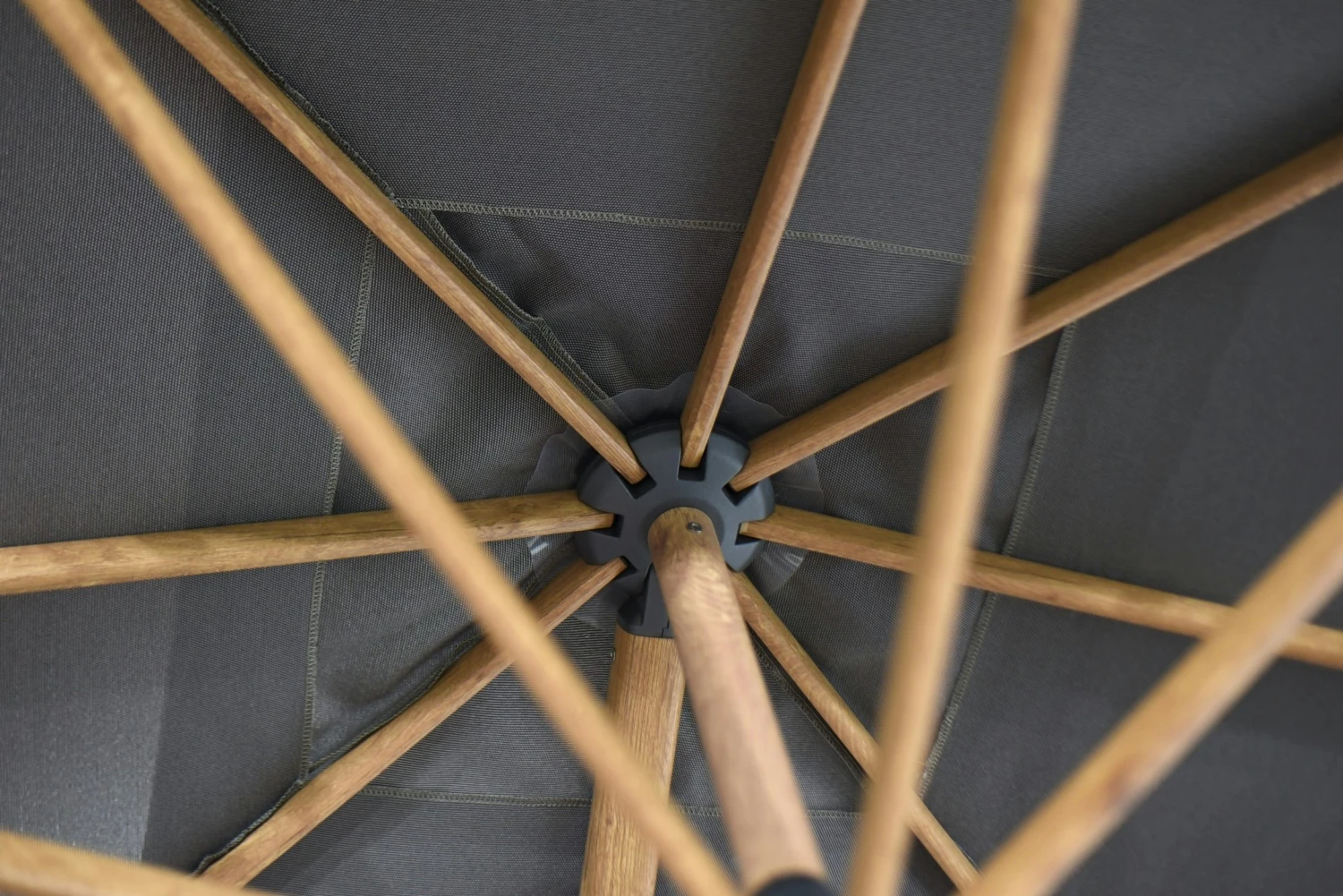 Siesta Premium 300 X 300 Wood Look Zweefparasol Charcoal - Afbeelding 2